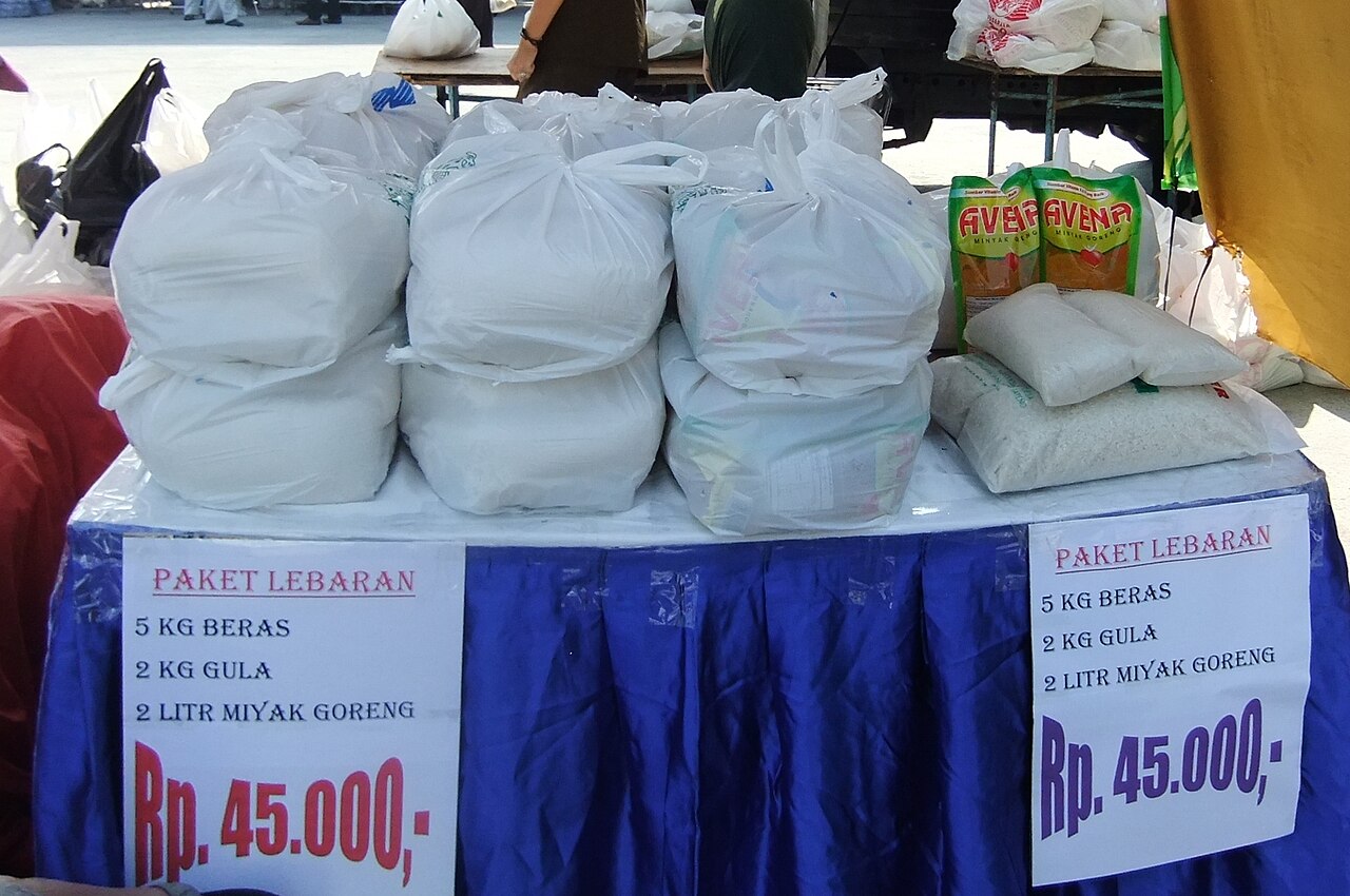 Penyaluran bansos lau